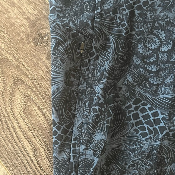 Lululemon cropped leggings, Size 6 - Picture 2 of 3